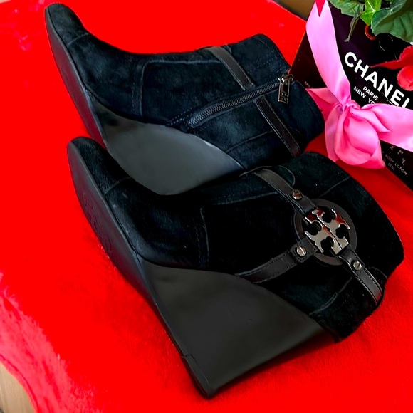 TORY BURCH LOGO SUEDE ANKLE BOOTIE - Picture 13 of 16